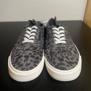 Old Navy | Women’s Tennis Shoes | Black And Gray | Size 6